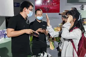 科技助残产品亮相服贸会，盲人出行有了穿戴式导行设备图片