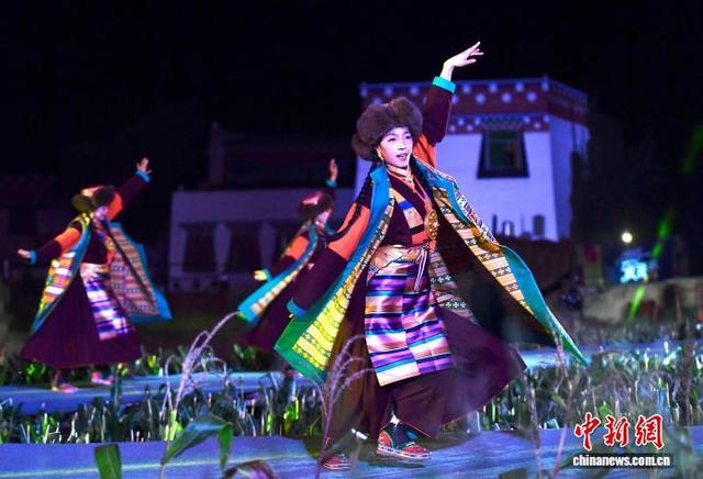 四川乡城上演田园“疯”装秀：生动展示民族文化特色