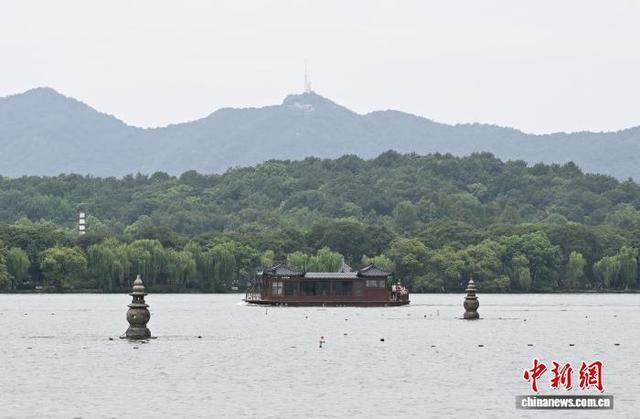 浙江杭州：民众游西湖享夏日时光