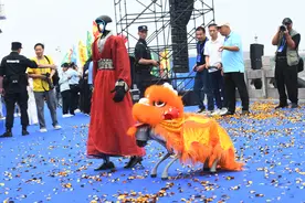 古城碧水扬激情 龙舟竞渡展风采图片