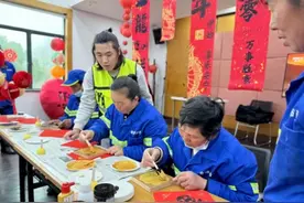 欢欢喜喜过大年丨剪窗花、拓福字、“年夜饭”……这群“城市美容师”欢聚一堂共迎新春图片