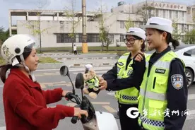 安全骑行有“礼”！独山交警开展送“交警小熊”活动图片