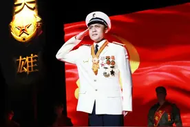 送戏进军营|话剧《钢铁战士》开展慰问演出，讲述海军英雄麦贤得的故事图片