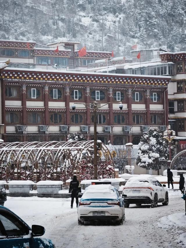 来这个小城看雪泡温泉，美哭了！