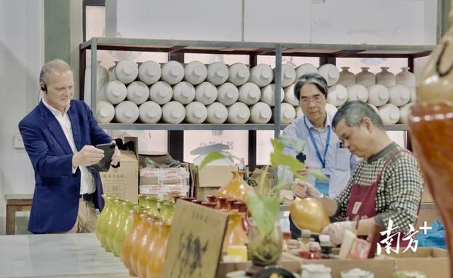 32名外籍媒体嘉宾走进“醉美阳东”，沉浸式感受刀剪漆艺的千年魅力