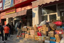 送货上门还是驿站取件？“双11”快递堵在小区门口图片