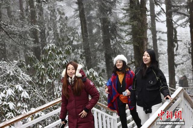 海外华媒领略四川海螺沟初冬之美