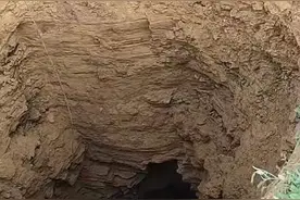 贵州毕节一玉米地现深坑，“一眼看不到底” 镇政府：目前原因不明，应要回填图片