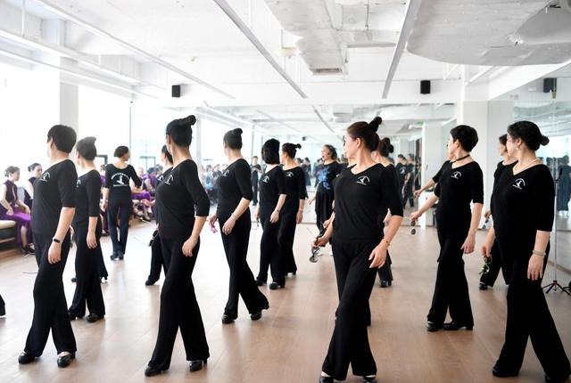 新华视点·关注城市更新丨“00”后为啥又开始爱逛街了？