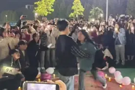 高校男生手语表白！女生回应……网友：无声胜有声图片