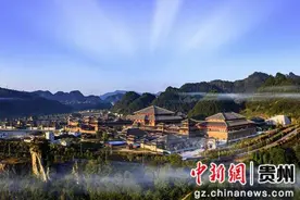 都匀秦汉影视城引游人打卡图片