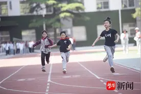 这个趣味运动会，小学生们玩疯了图片