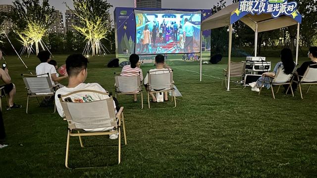 下雨也挡不住看露天电影的热情！上海世博文化公园昨晚点亮“璀璨之夜”