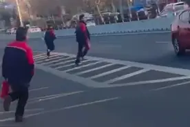 青岛好人丨私家车路边自燃，汽修店全体人员抄起灭火器冲了上去图片