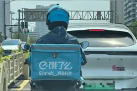 上海一小哥开价值50万黄牌摩托送外卖？车主：通勤用车加了个外卖尾箱图片