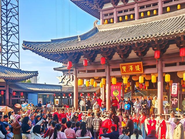 马上游湖北|咸宁一池温泉泡热“朋友圈”，外国友人穿着汉服泡青砖茶