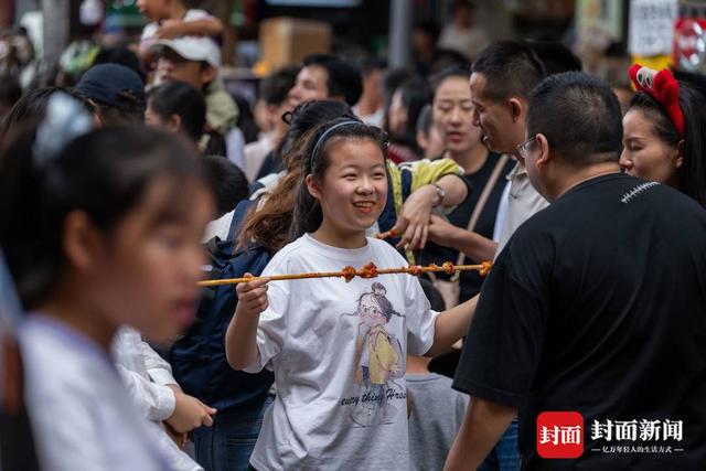 热门打卡地 国庆假期宽窄巷子客流满满｜图集