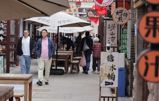 百年老街劈柴院，外地游客寻味打卡