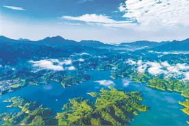 安徽岳西：阳光洒向天堂湖图片