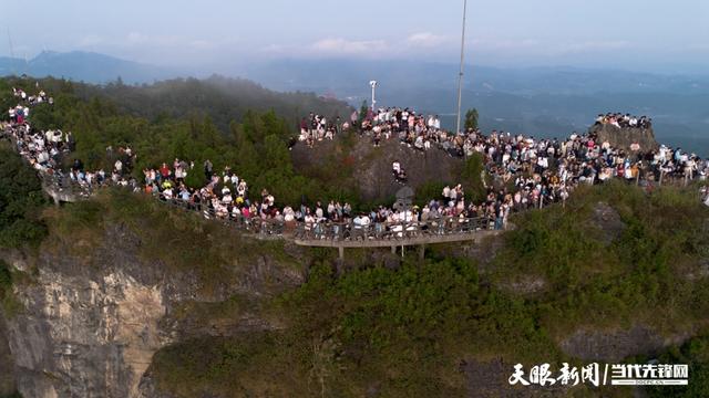 凯里：登香炉山观日出成热潮