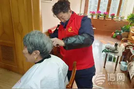“金心金意”新时代文明实践项目走进王家村 入户为老人理发磨刀迎新春图片