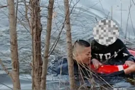 “我先下水试试！”“换我来，我水性好！”……青岛河边，这一幕赢得群众称赞图片