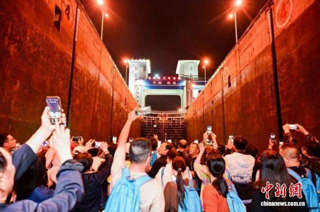 湖北宜昌：滨江长廊夜无眠