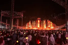 果然视频|华晨宇烟台演唱会现场直击，歌迷挥舞火星锤汇成荧光海图片