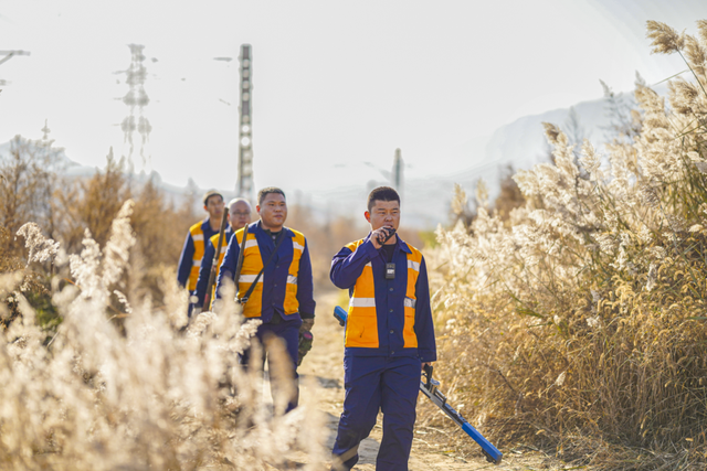 层林尽染时，他们用脚步丈量如画风光