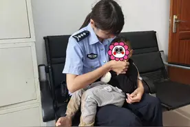 萌娃走失“做客”派出所，女警秒变“临时妈妈”图片