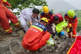 妻子多处骨折！端午节，中年夫妻冒雨登山爬野长城遇险！图片