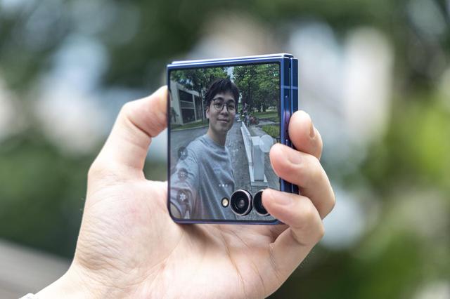 三星Galaxy Z Flip7上手评测：小折叠的新高度，还是熟悉的配方？