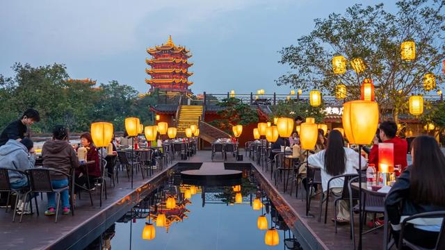 武汉人太会了！烧烤店抬头就是黄鹤楼