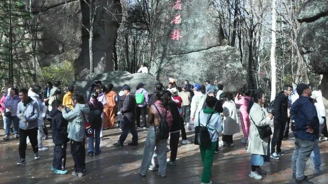 观“五花山”色 享生态康养｜伊春，藏不住了！“林都红”火爆出圈，景区人气爆棚！