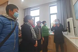 购物、就医、娱乐、智慧家居“沉浸式”体验！松江老年人这样乐享数字生活图片