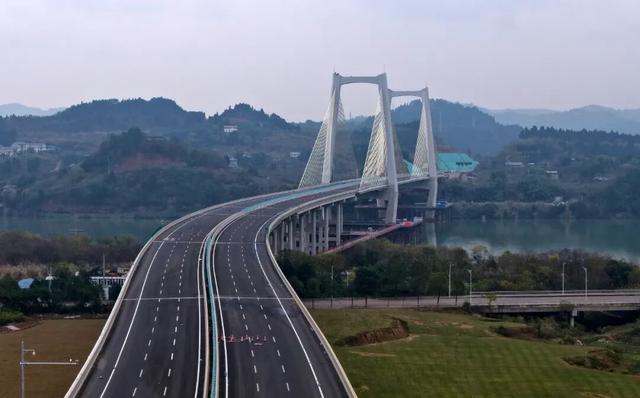 成南高速，一条流动的文化长廊