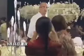 9月16日，重庆。有个“社牛”重庆老丈人是什么体验？婚礼上新娘爸爸兼职气氛组，唱、跳、撒红包，全场气氛由他掌控。图片