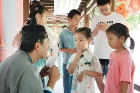 排队投壶、套圈、猜灯谜，“金山集市”现场热火朝天，游客直呼情绪价值拉满！图片