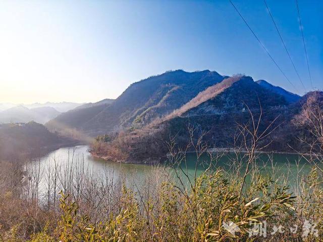 郧西县马安镇：山披金缕水含烟