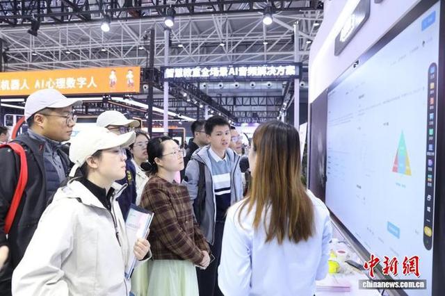 山东青岛：800余家企业集中展示教育新装备