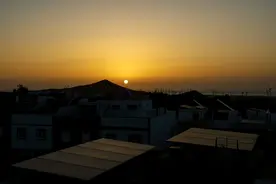 西班牙：屋顶的太阳能光伏板图片