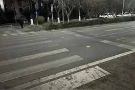 “太阳能道钉”点亮麒麟斑马线，智能提示保障出行安全图片