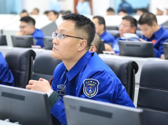 火箭点火起飞后，他们第一时间赶往塔架……