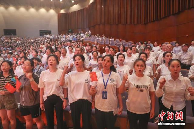 江西南昌举行“八一军歌音乐会”