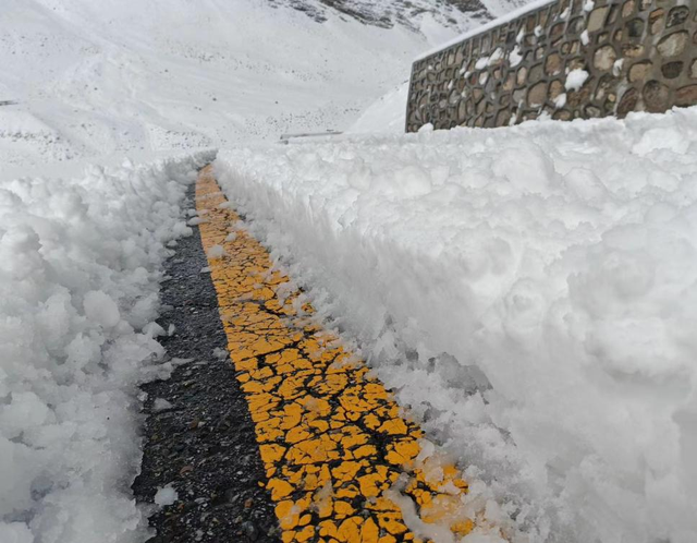 对话亲历者丨珠峰暴雪救援再进一步：嘎玛沟300多游客脱困，徒步者冲锋衣结冰，救援力量如何突破重重困难