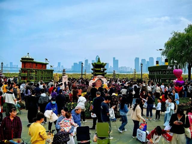 大武汉一日 | 在这里，黄鹤楼、巴公房子、知音号同框了！