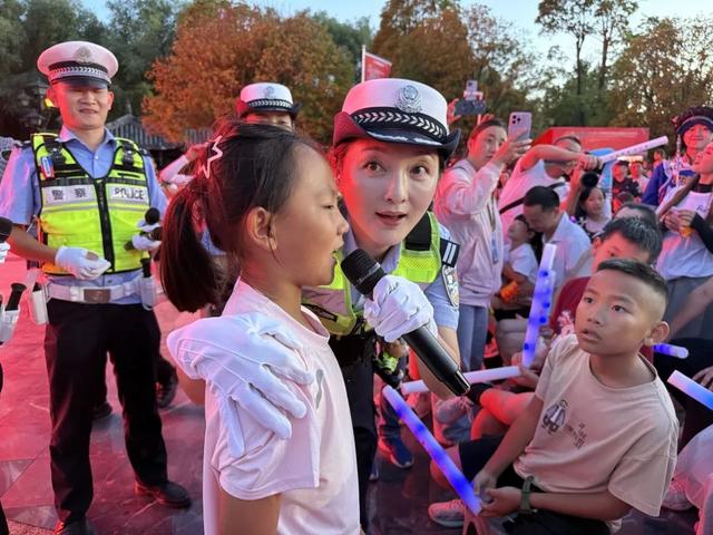 速看！贵州公安交警闪现“自然凉·毕燃嗨”大狂欢活动现场，还带来了警小熊｜两公布一提示