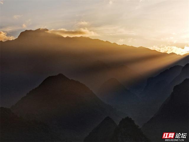 岁暖时刻丨桂林藏着座“大地之眼”！晨曦漫过石拱，看群峰在天然画框里苏醒