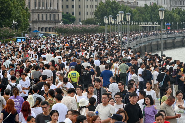 魔都眼·国庆｜各景点人从众，假期过半外滩客流已破220万