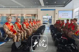 新兵踏上征程 合肥火车站现温情送别场景图片